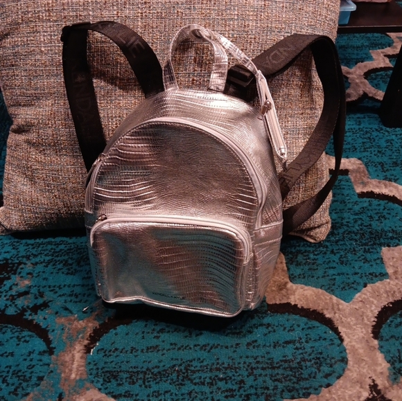 Kendal & Kylie Silver NWT poly vinyl croc mini backpack 11 x 8.1/2 x 3.1/2 - Picture 2 of 6